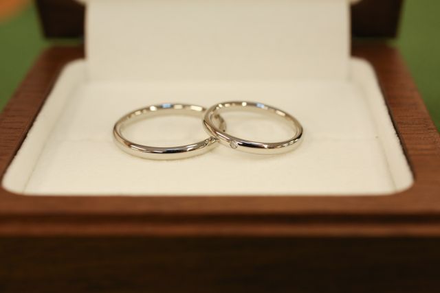 女性用のみ外側にダイアモンドが一石入っています。