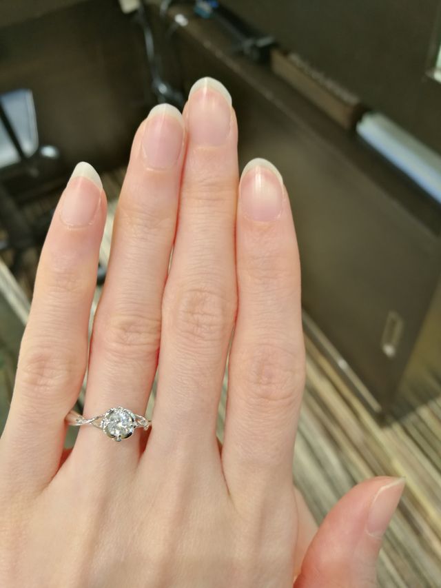 リアルなバラの素敵な指輪です