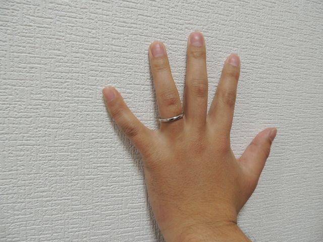 プラチナのシンプルなデザインのものにした