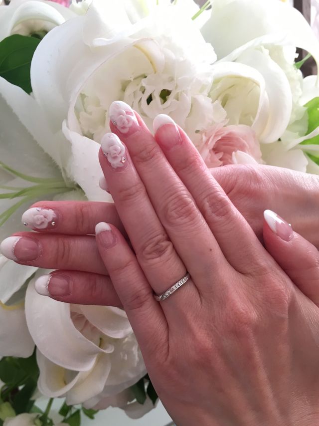 小さいですが、ピンクダイヤモンドが見えるでしょうか。