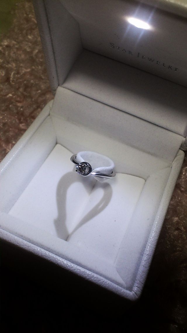 結婚指輪です。主人も全く同じものです。