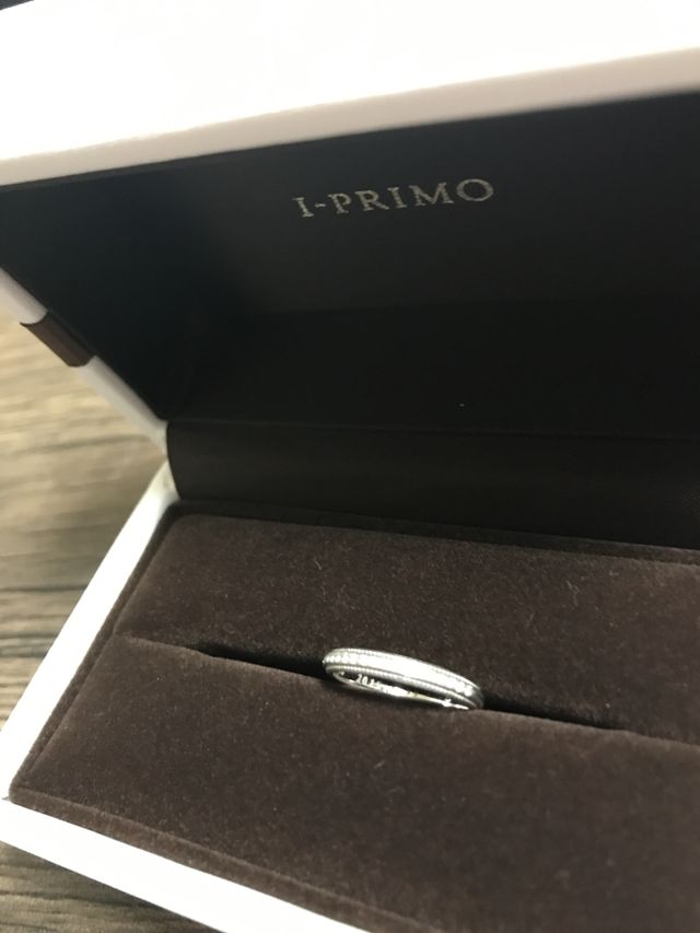 ストレートで18個のダイヤの上下はミル打ちされた指輪です。