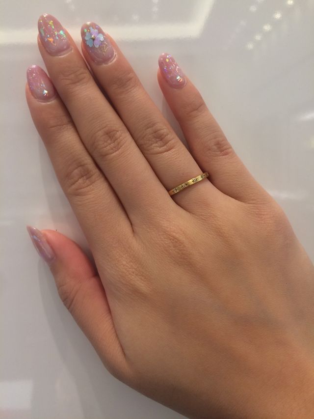 ダイヤが星の形に見えるように溜まっていてお洒落な結婚指輪です