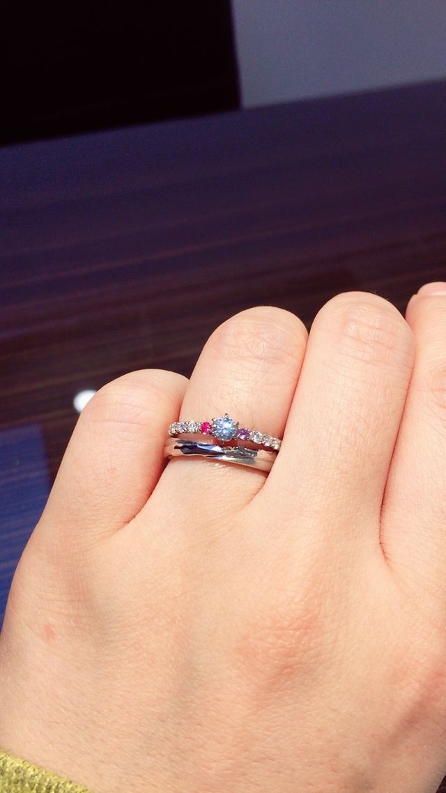 真ん中のダイヤの隣に、2人の誕生石をいれました