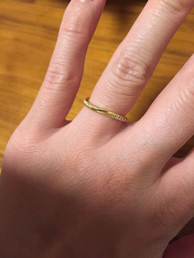 婚約指輪と重ねて付けたかったので華奢なデザインにしました