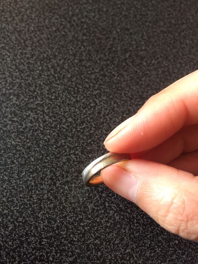 手が大きいので シンプルで太めです