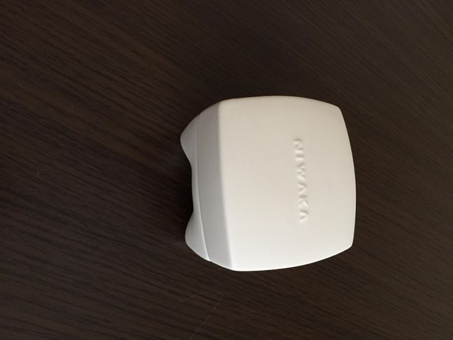 純白の陶器製のリングケースです。とても軽いです。