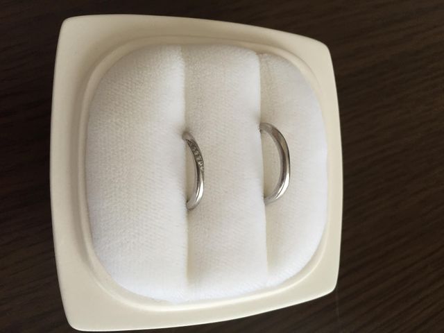 朝葉。プラチナ。女性はダイヤ入り。中に日付、イニシャル入り。