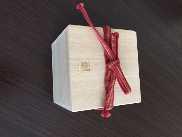 リングケースを納める桐箱です。赤い真田紐で結びます。