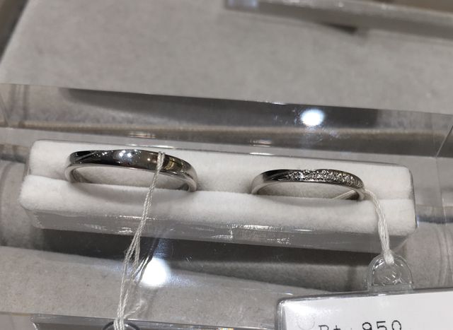 女性のみ斜めのラインが入ったシンプルなリング。