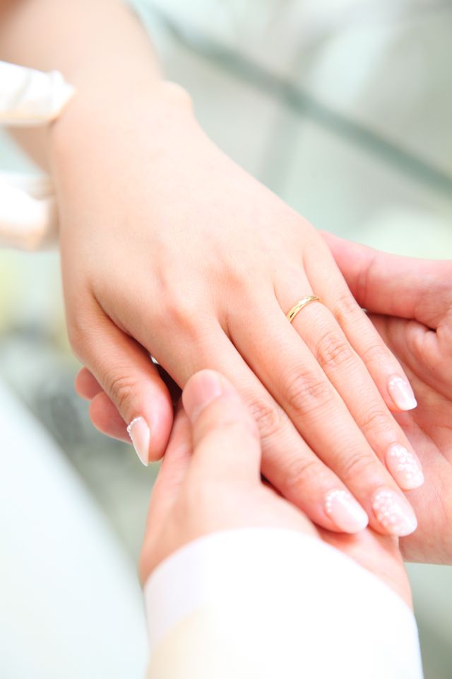 とてもシンプルですが ダイアモンドが一粒埋め込まれています。