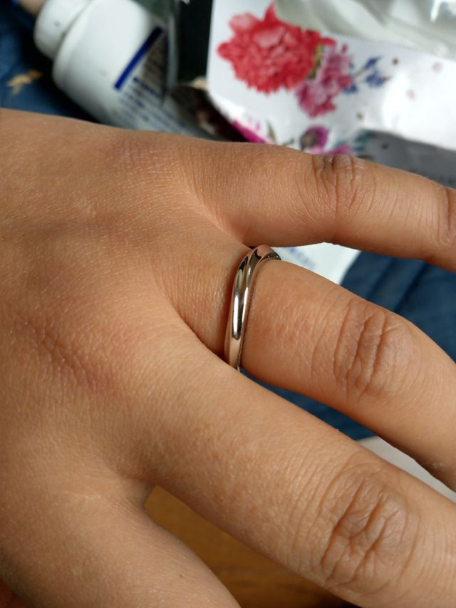 カーブがかかった珍しいデザインのリングです。