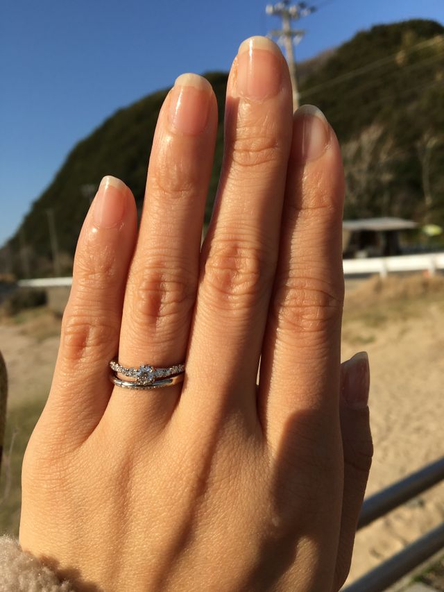 同じくシライシさんで購入した婚約指輪と重ね付けした写真です。