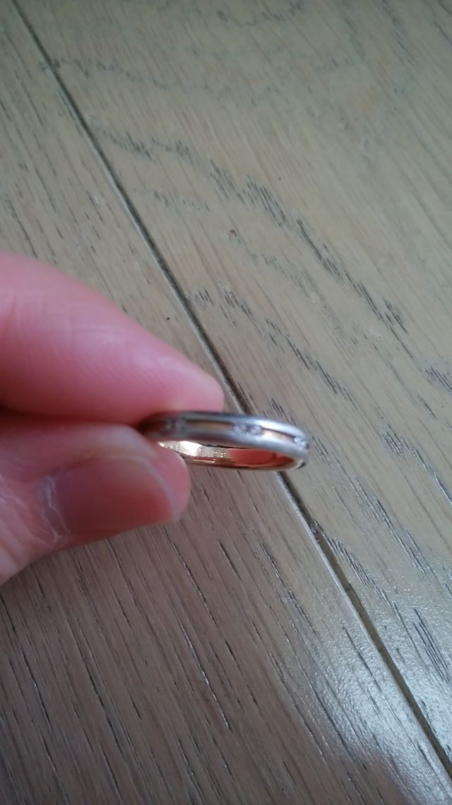 シルバーとピンクゴールドの２色の指輪です。