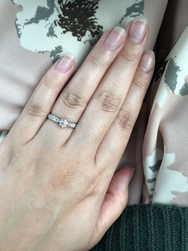 メインのダイヤに加えて、周りのダイヤモンドも輝いていました！