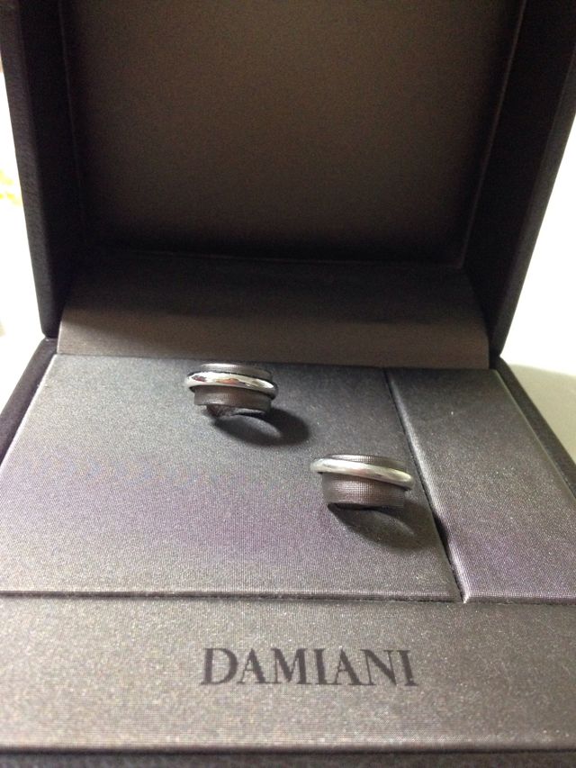 ペアですが男性用女性用で若干デザインが違います。