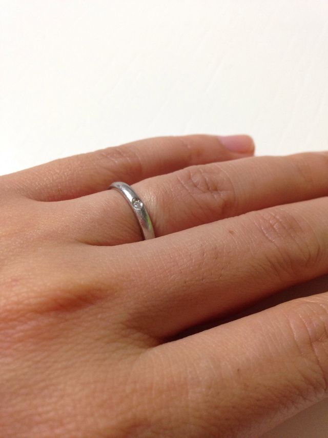 男性用はリングの裏面に、女性用は表面に石が埋め込まれてます。