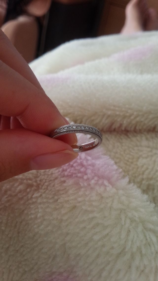 リング淵にデザインと私のリングには全体にダイヤが入ってます。