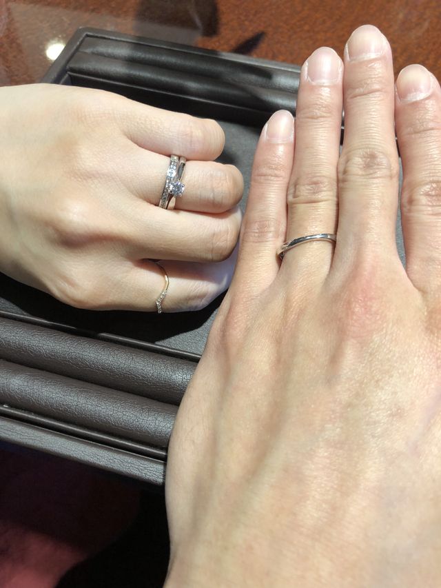 写真はサンプルの婚約指輪が重ねづけされています。