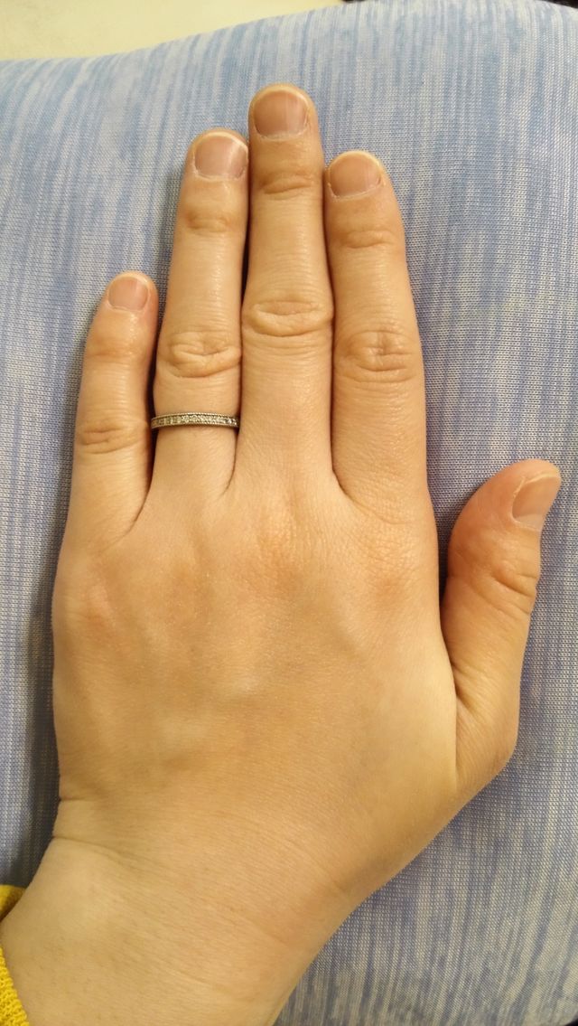 半円上にダイヤが埋め込まれたデザインの結婚指輪です。