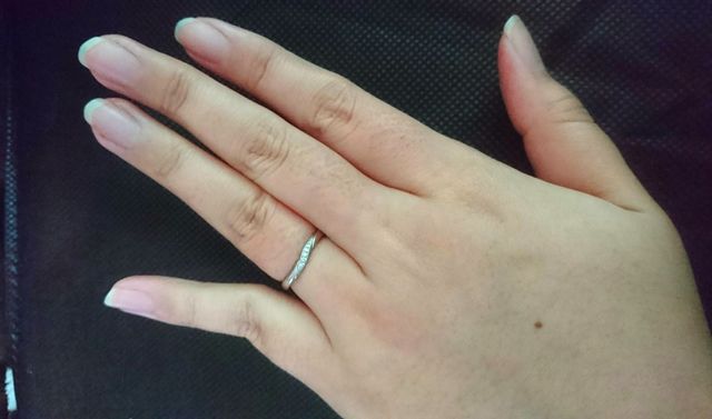 4℃オリジナルので、指が細く長く見えるタイプの指輪です。
