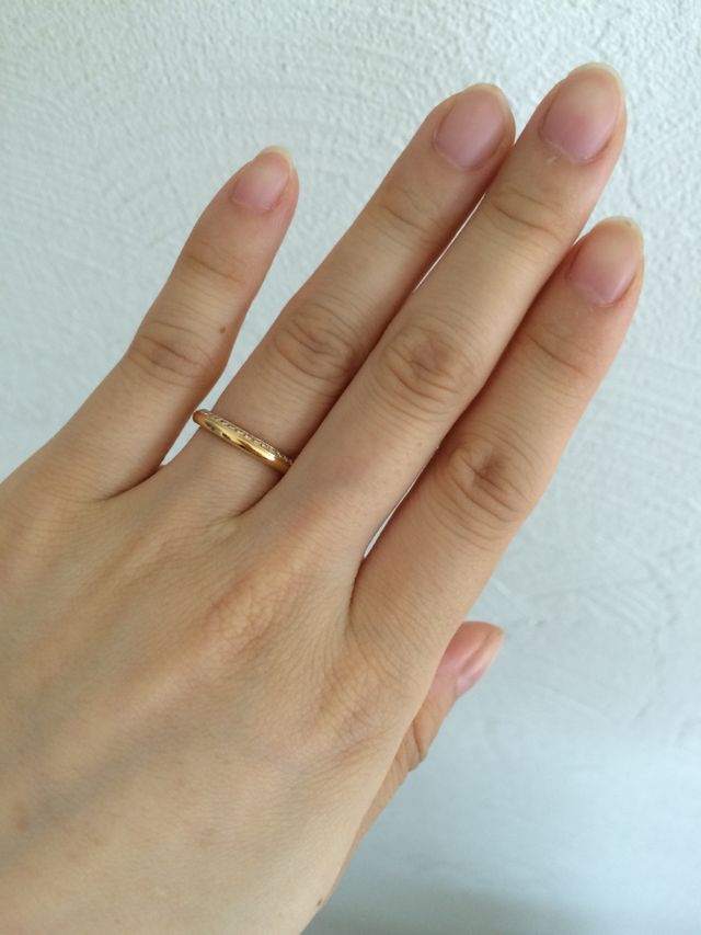 指輪の色はゴールドで、片面にダイヤがついています
