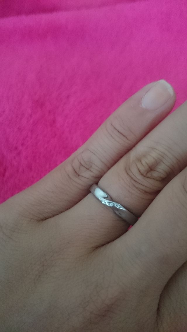 指に着けた感じ割と存在感がしっかりあります。