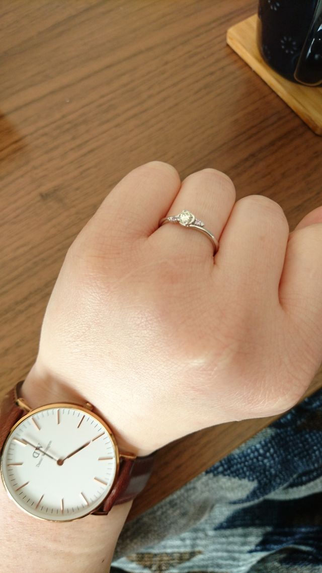 見にくいですがピンクの石も付いてて可愛いです。