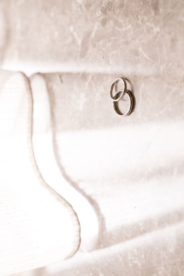 男性のものは太く、女性のものは細く、並べると上品です。