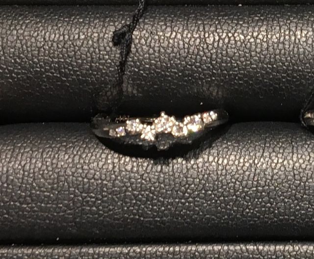 大きめなダイヤモンドがキラキラと輝く