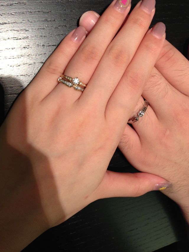 マリッジは男女同じ形ですが、色と石があるなしが違います。