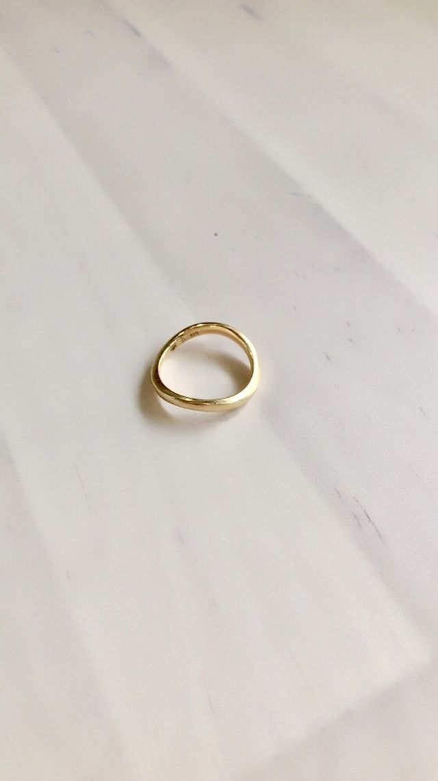 真っ直ぐではない柔らかいラインが指に馴染みやすいです。