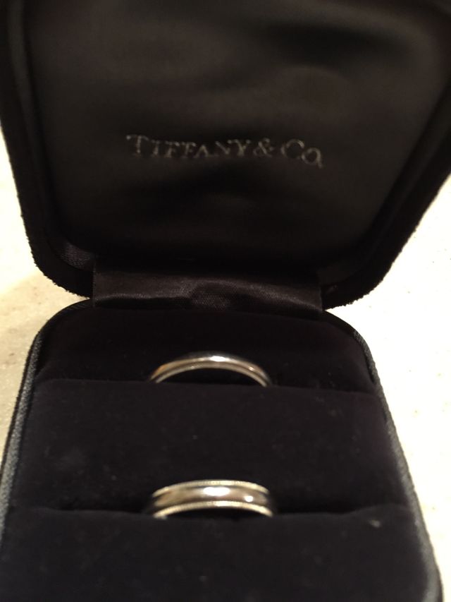 夫婦の指輪をケースに入れて写真をとりました。