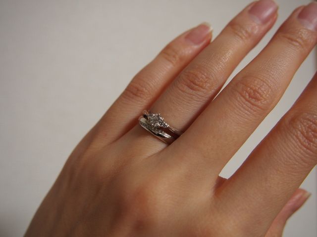 婚約指輪と重ね着けしたところ