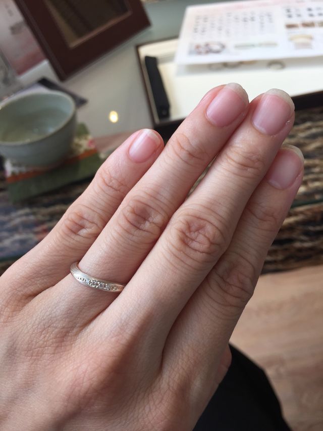 斜めに石がつくデザイン