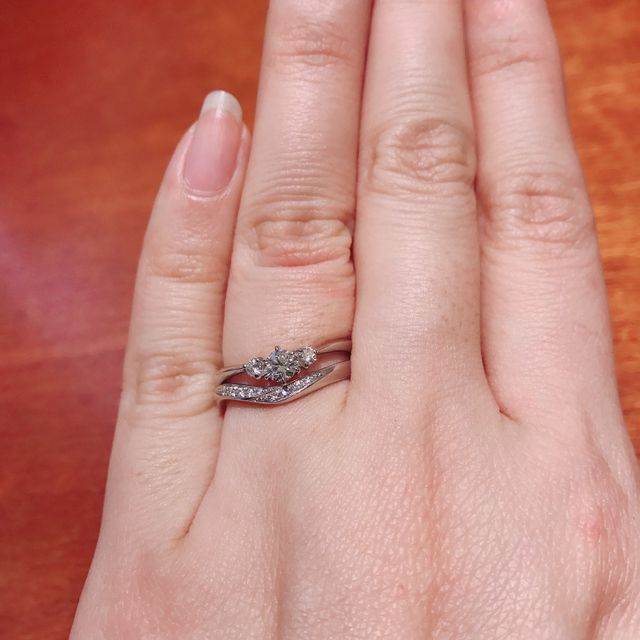 重ね着けの上側が婚約指輪です。