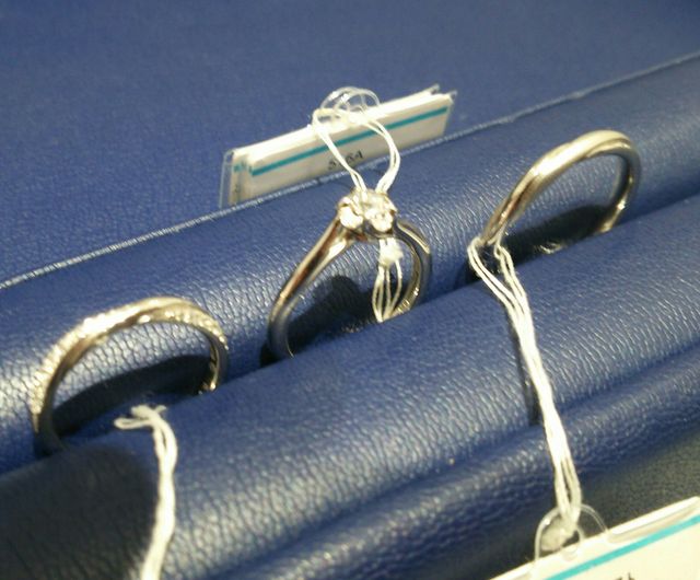 真ん中が婚約指輪、左 女性用、右 男性用