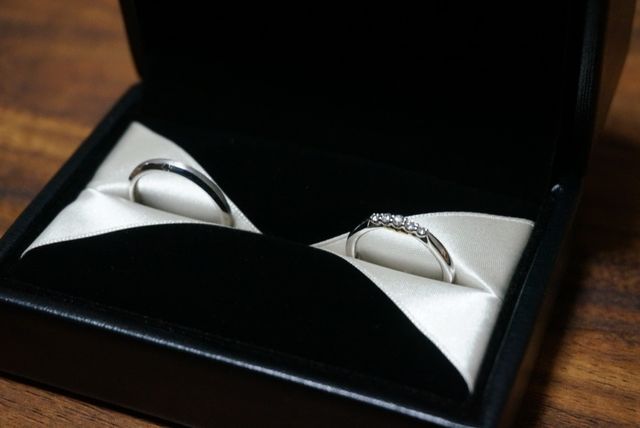 男性側はツヤ消し加工。内側にストーンもつけています。