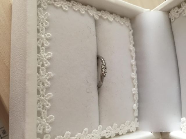 プラチナ台。三つのダイヤがついてます。