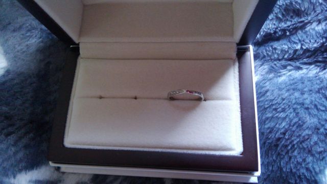 シルバーのリングでダイヤが散りばめられています。