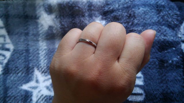 指が細くきれいに見えるデザインがいいと思って選びました。