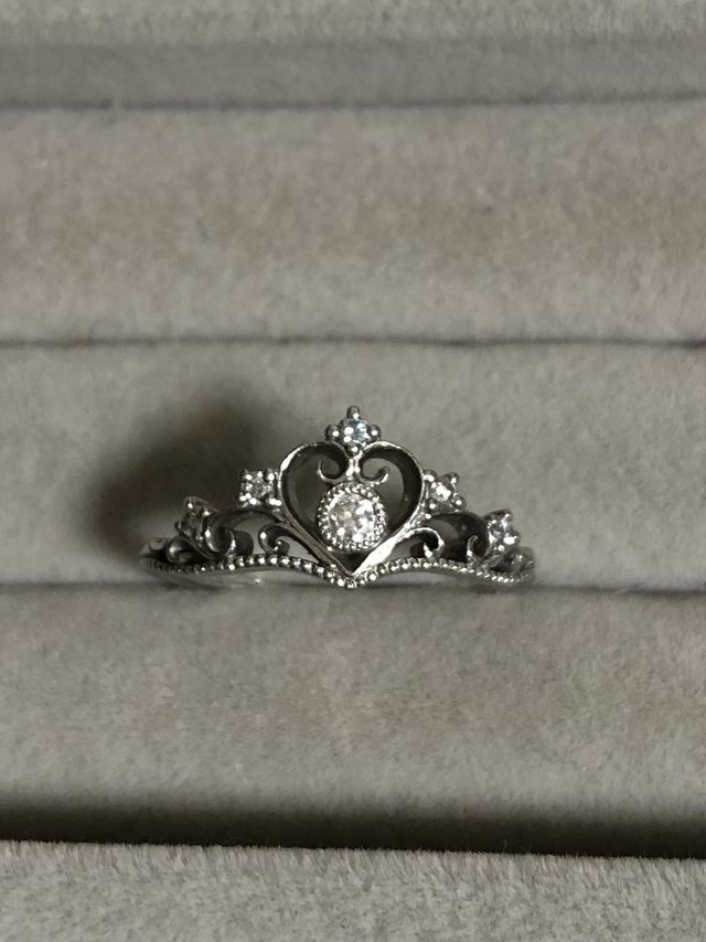 ハートの上のメレダイヤはアイスブルーダイヤに変更しています