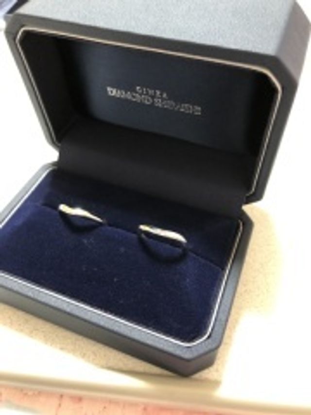 ダイヤが5石くらいあり、さりげないところが良い。刻印は漢字。