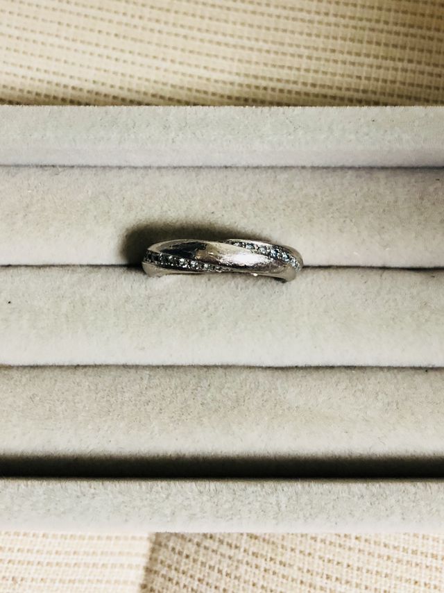 アイスブルーダイヤが螺旋状に1周付いています