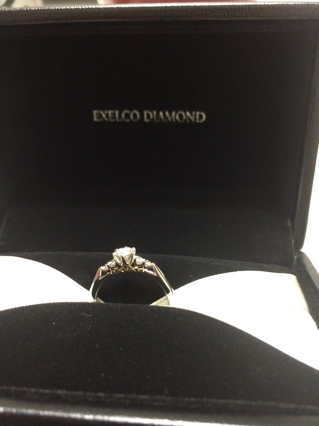 リングは、プラチナ。ダイヤモンドとイエローゴールドでデザイン