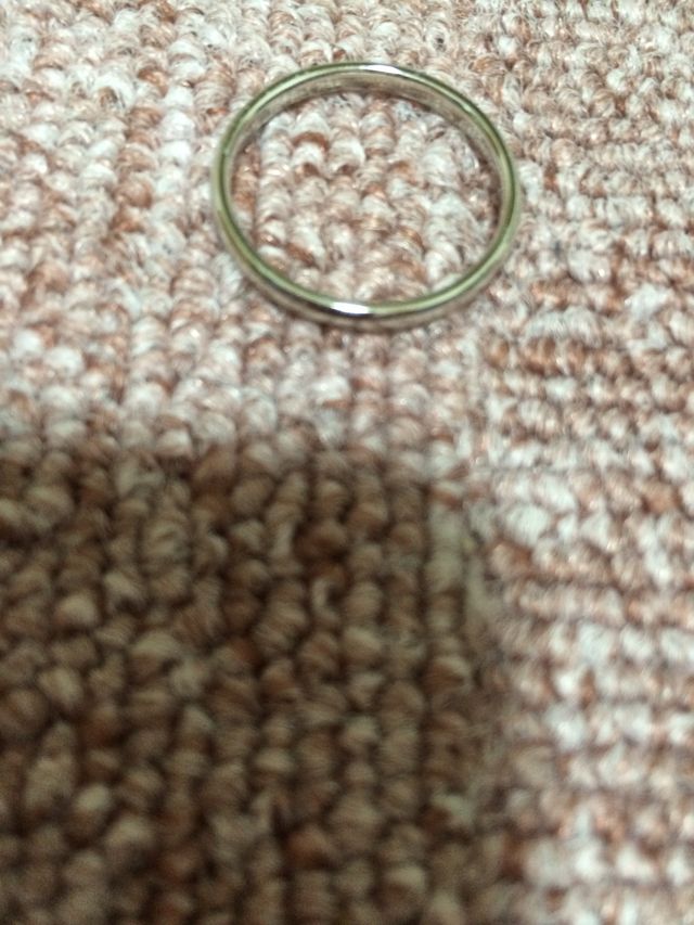 シンプルで丸みがあり、指をスッキリと見せるリング(男性用)