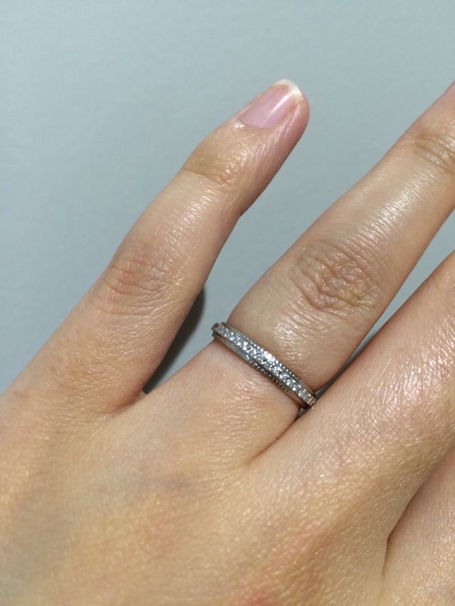 自分の指にはめている写真です