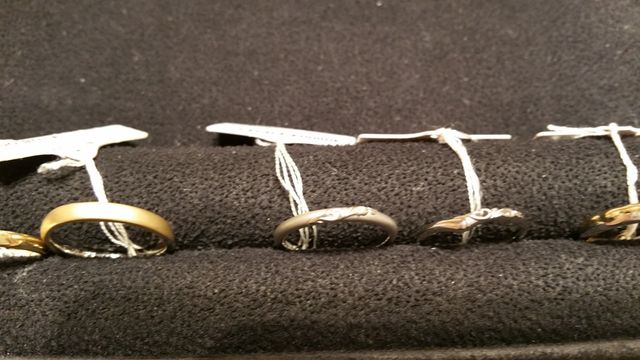 レディースが透かし、メンズがつやけし