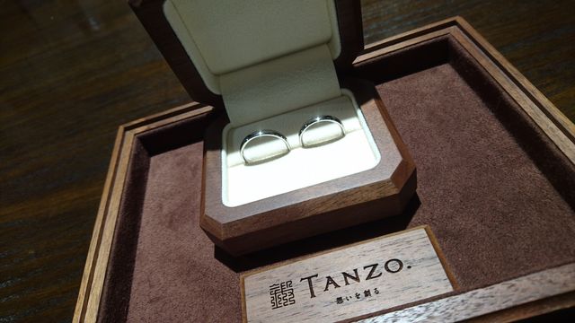くるみの木で作られたケースに入ってる指輪に感動です。