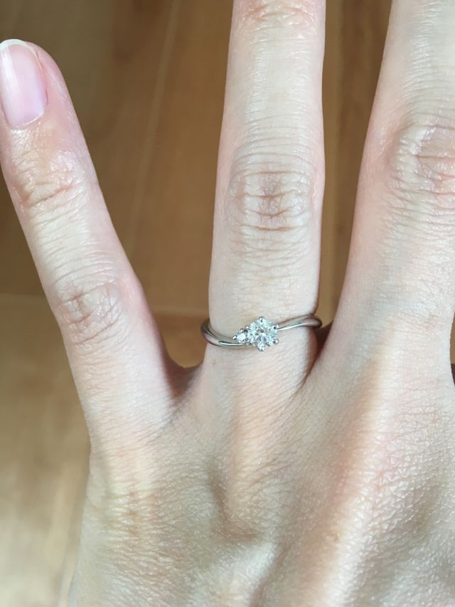 ウェーブ型のダイヤリング